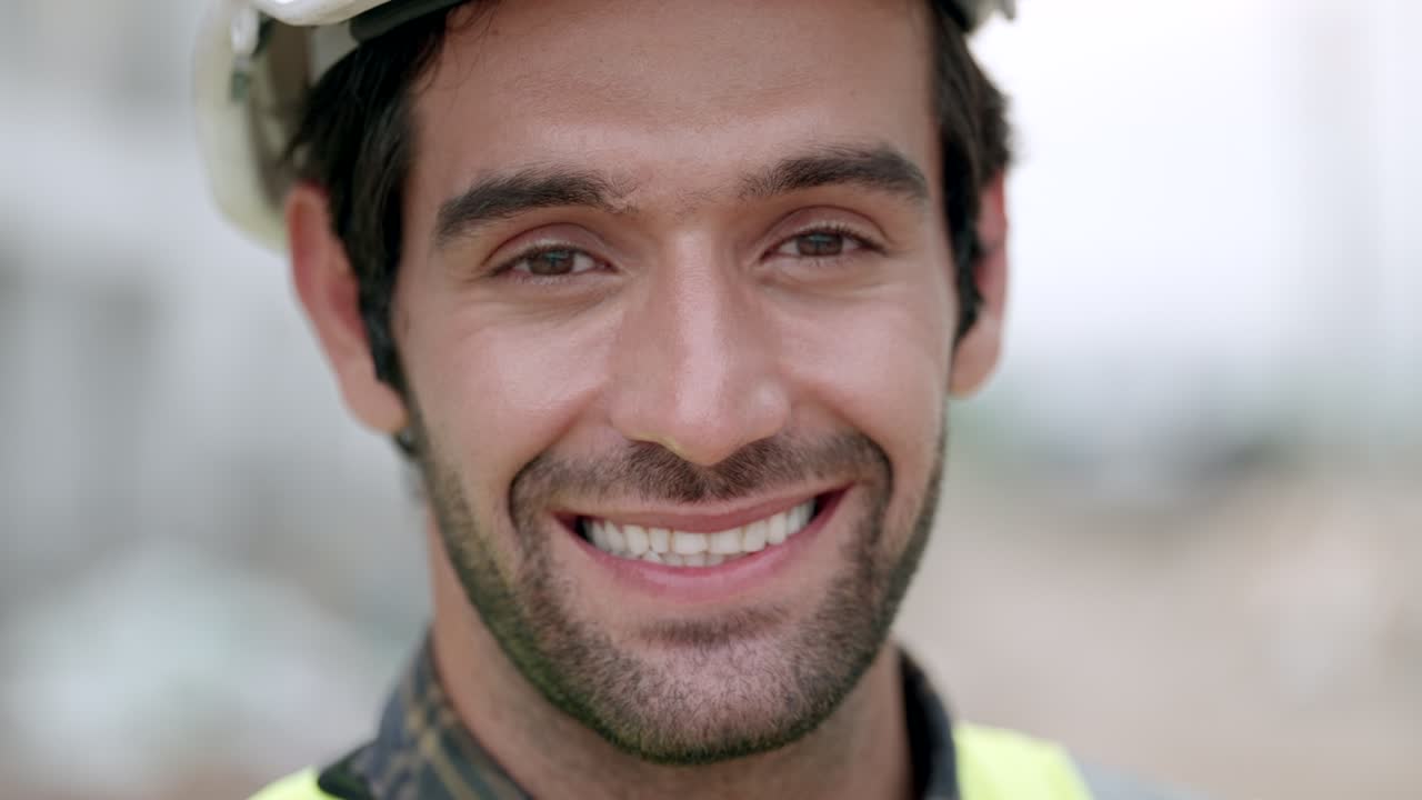 retrato de ingeniero civil caucásico, contratista o capataz, tiene experto y liderazgo, uniforme de seguridad de almacén trabajando en el sitio de construcción de viviendas en el negocio inmobiliario, sonriendo y mirando a la cámara.