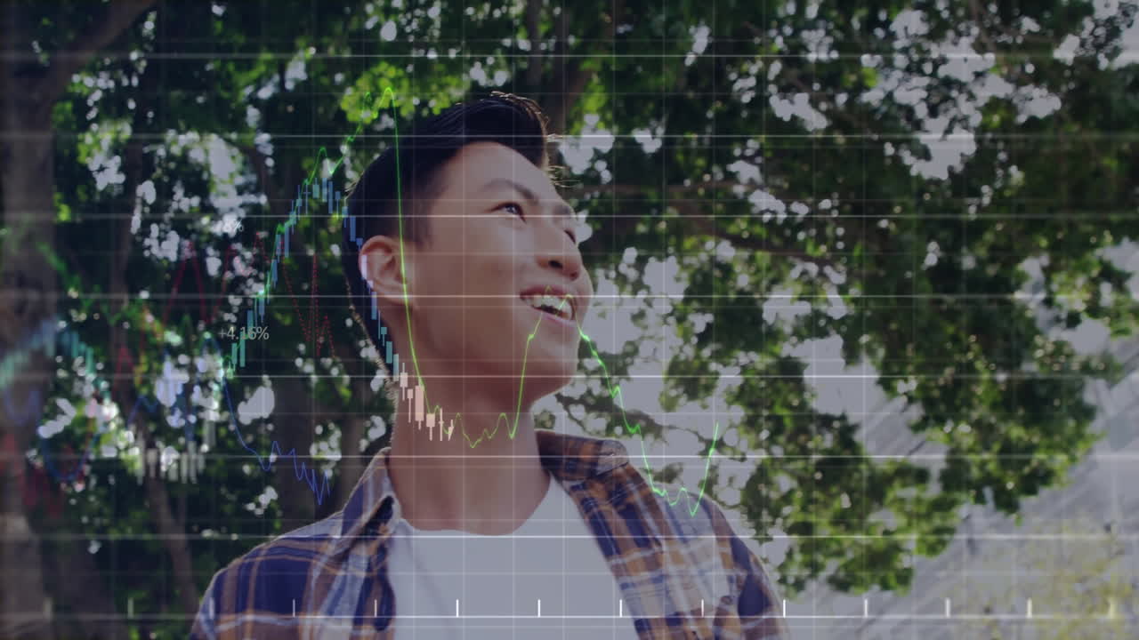금융 데이터 차트 애니메이션과 함께 야외에서 미소 짓는 남자