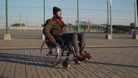hombre en silla de ruedas al aire libre