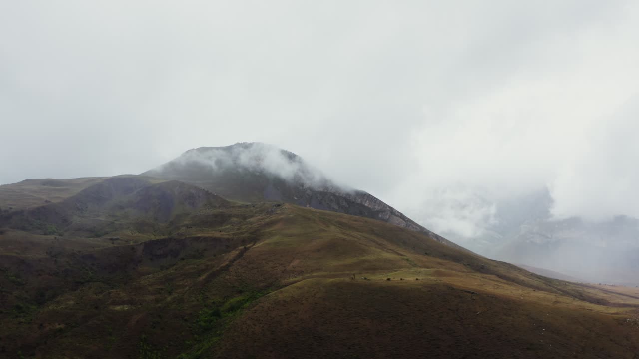 안개 가 가득 한 산악 풍경