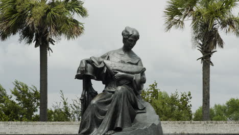 Estatua-Conmemorativa-De-La-Guerra-En-El-Parque-Frente-Al-Mar-En-El-Monte-Agradable,-Carolina-Del-Sur,-Estática