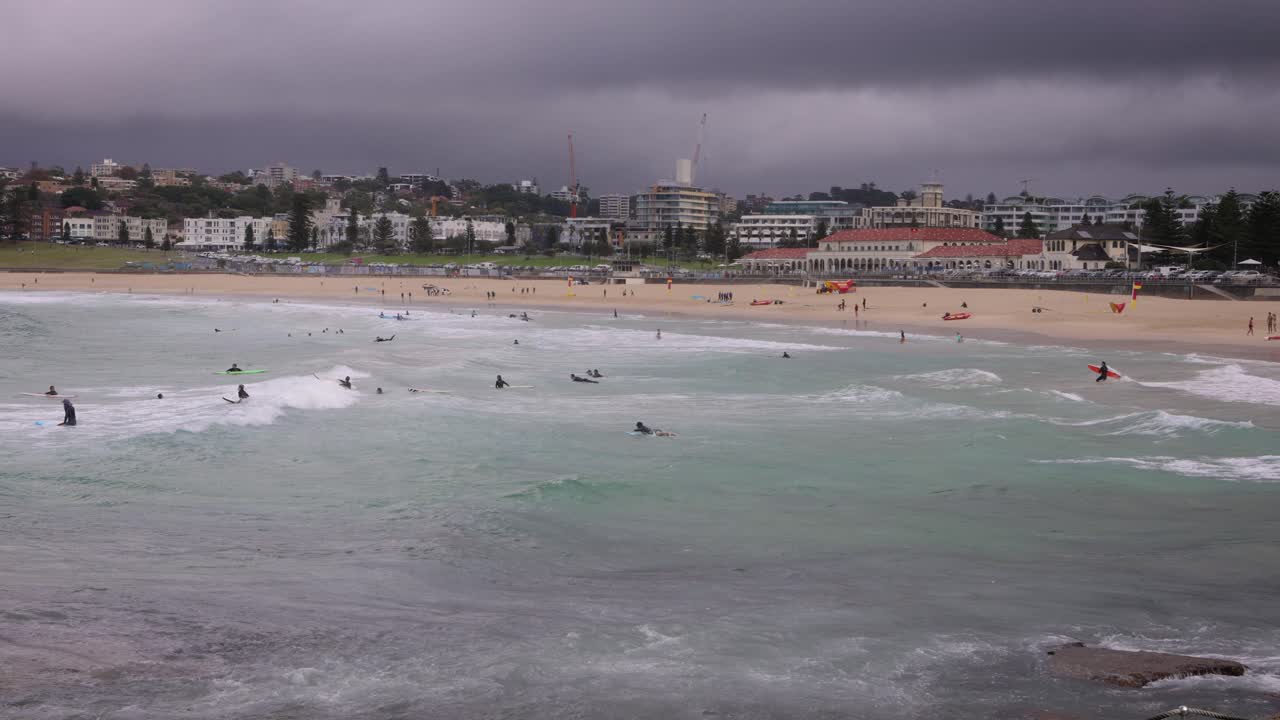 Vista verso sud da North Bondi Beach in una giornata di pioggia, Sydney, Australia.