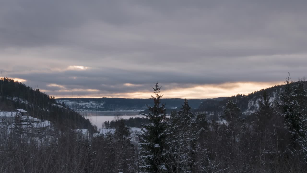 nubes blancas moviéndose sobre la cordillera y el bosque en invierno