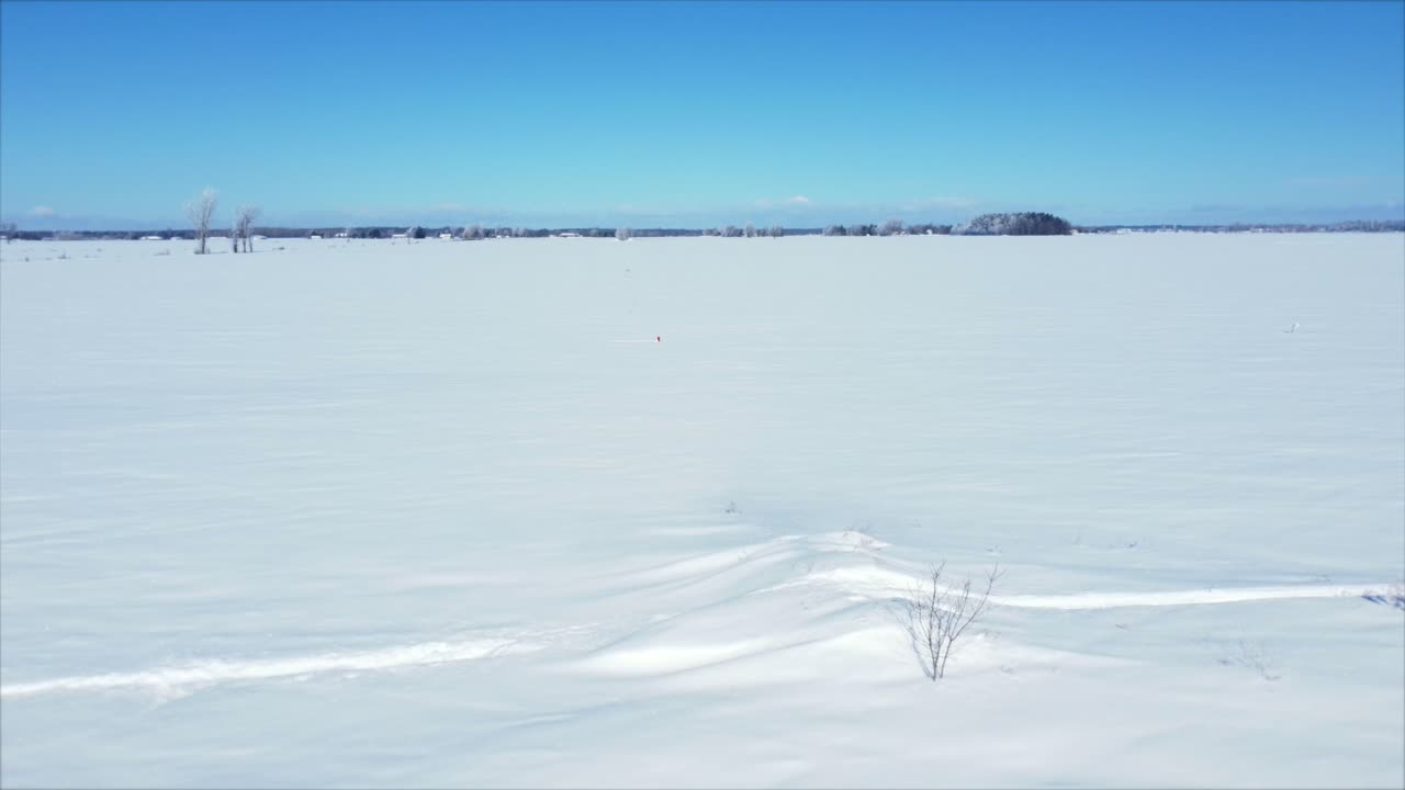 신선한 전원 정적 공중에서 스노우 바이크 점프
