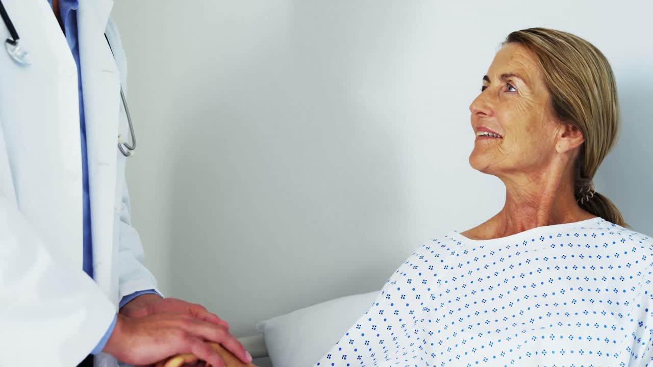 médico masculino consolando al paciente en el pabellón