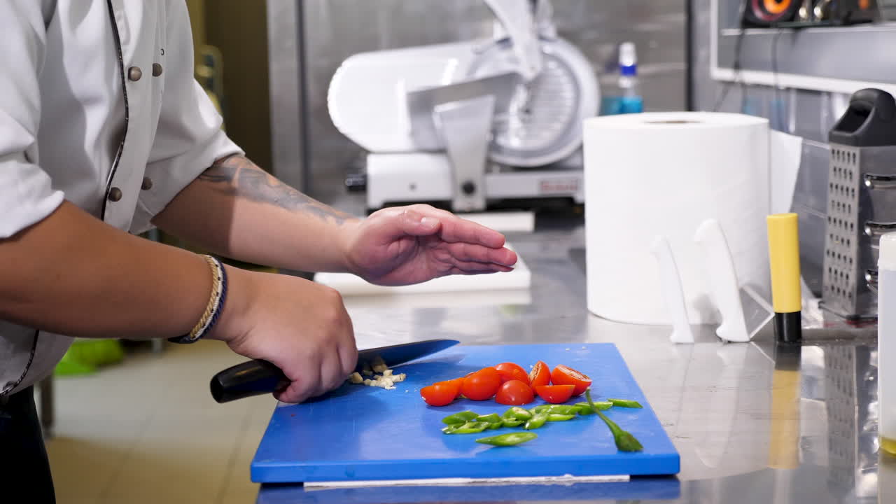 chef preparando verduras