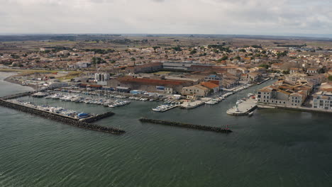 vista aérea global de la ciudad y el puerto de marsella durante un día soleado y ventoso thau