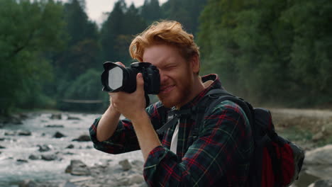 joven fotógrafo usando una cámara fotográfica
