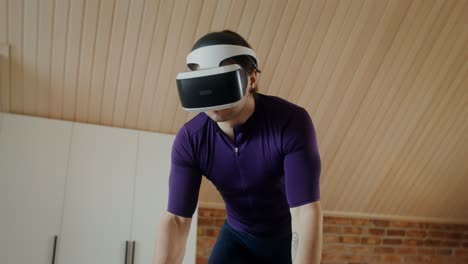 hombre usando auriculares vr mientras anda en bicicleta en interiores