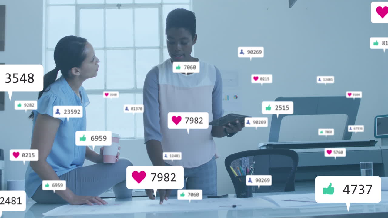 animación del procesamiento de datos de las redes sociales sobre diversas personas de negocios en la oficina