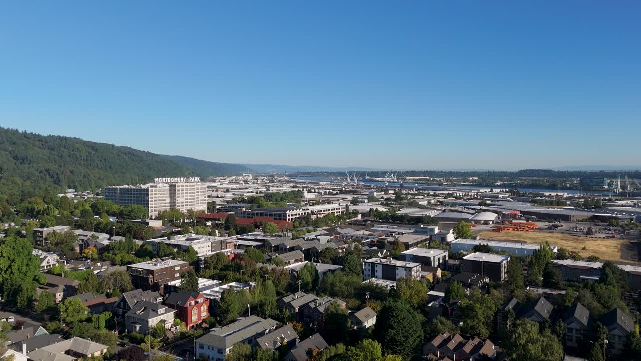 Ujęcie z drona – zbliżenie na północno-zachodnią część Portland w stanie Oregon