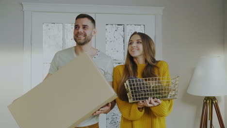 una pareja feliz se muda a un nuevo hogar.