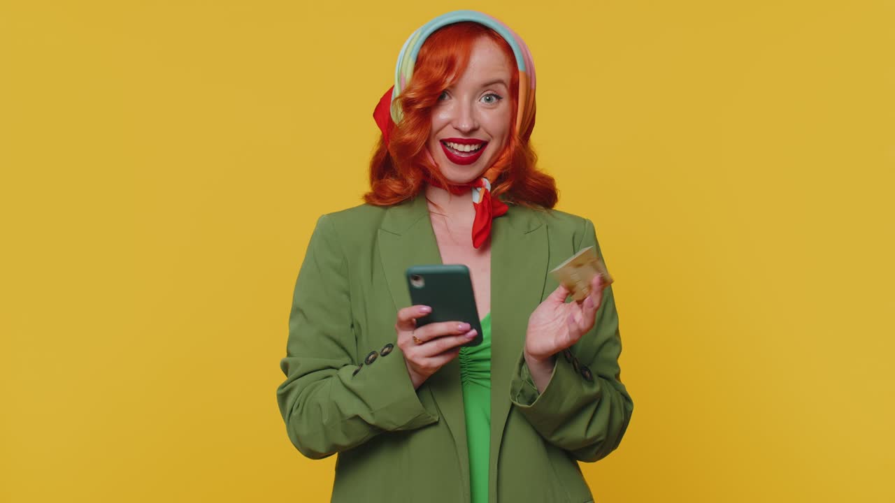 niña usando tarjeta de crédito bancaria y teléfono inteligente mientras transfiere dinero, compras compras en línea