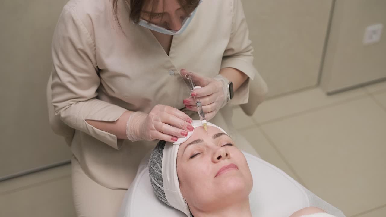 un paciente sereno que recibe terapia facial con toxina botulínica, con énfasis en la precisión y el cuidado en un entorno clínico