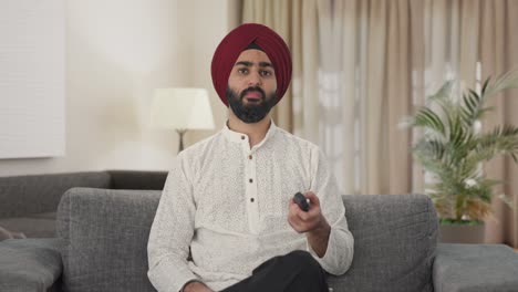 hombre indio sikh frustrado viendo la televisión