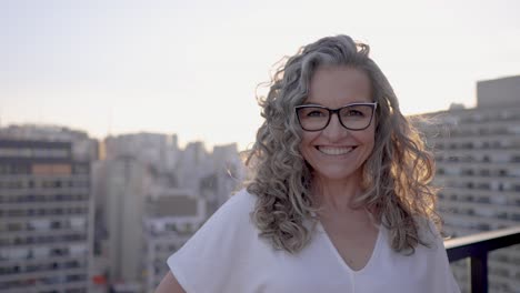 Una-Joven-Anciana-Sonriendo-A-La-Cámara-En-La-Gran-Ciudad