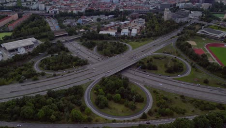 Intercambio-De-Tráfico-En-Forma-De-Trébol-En-Una-Autopista-Alemana-Que-Conecta-El-Tráfico-En-Un-Centro-Urbano