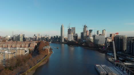 Dolly-Forward-Drohne-Schoss-über-Die-Themse-In-Richtung-Tower-Vauxhall-London