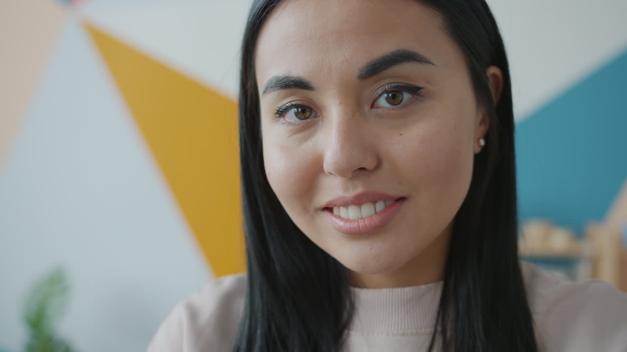 retrato de una mujer asiática sonriente