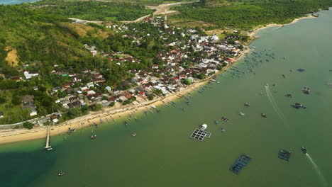 aquafarms en la costa de la aldea de gerupuk, lombok
