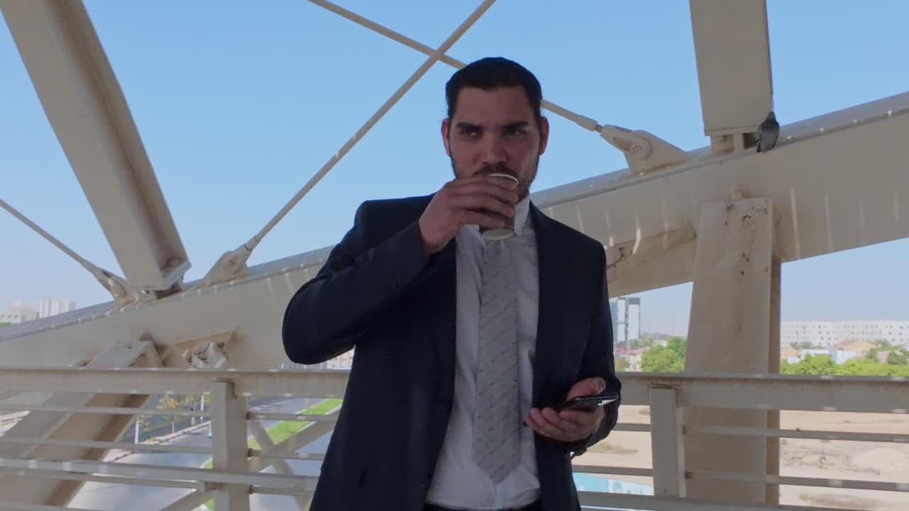 Executivo confiante do Oriente Médio em uma ponte urbana moderna