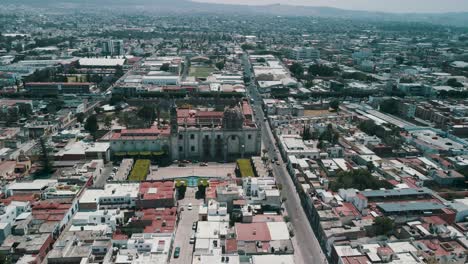 Vista-Rotacional-Aérea-Del-Centro-De-La-Ciudad-De-Querétaro-En-México