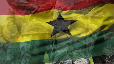 animación de la bandera de ghana sobre varios soldados varones