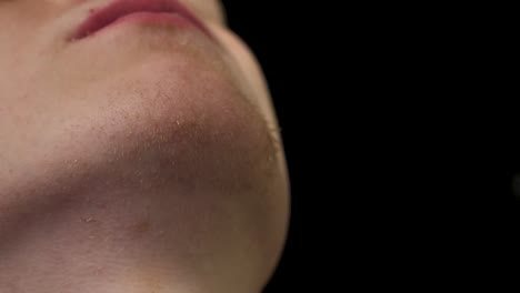 남자의 몸에 피부 크림이나 로션을 적용하는 것
