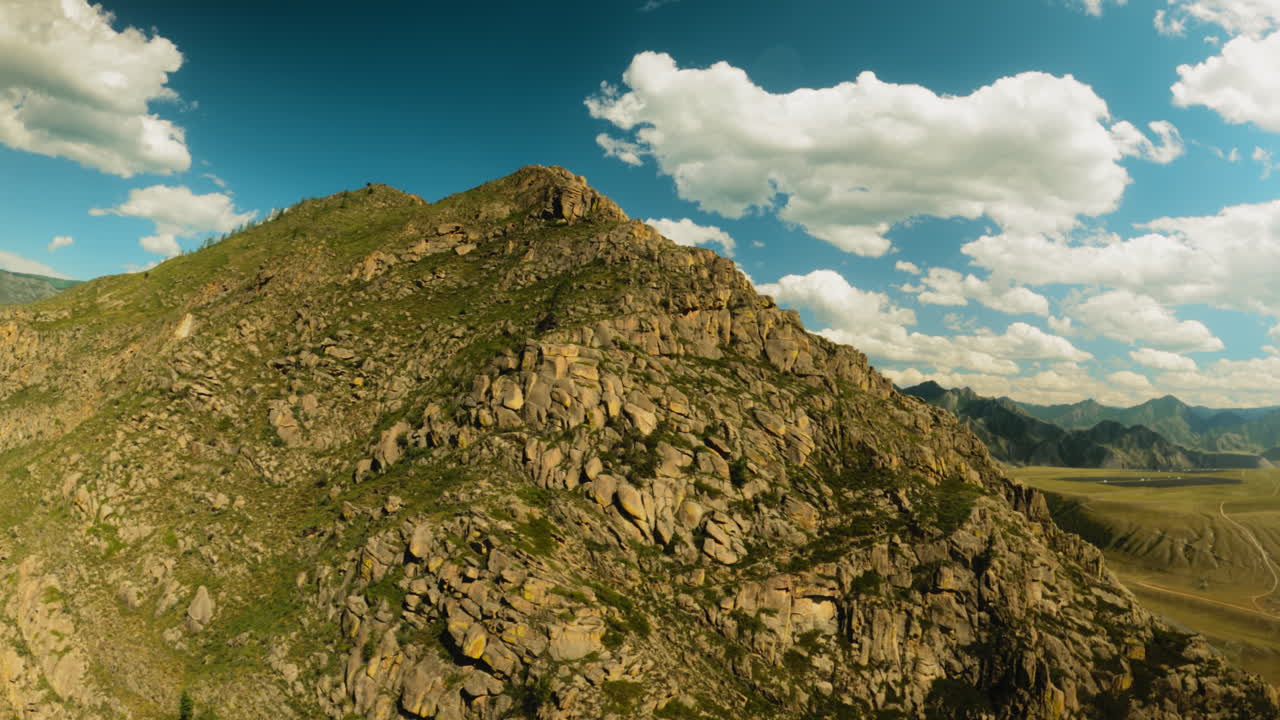 viejo pico de la montaña bajo el cielo nublado vista aérea. asombro gran cresta rocosa atrae al escalador extremo en las pintorescas tierras altas. hermosas laderas de las colinas
