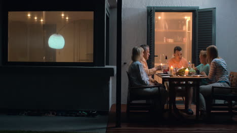 cena en la terraza en el círculo familiar