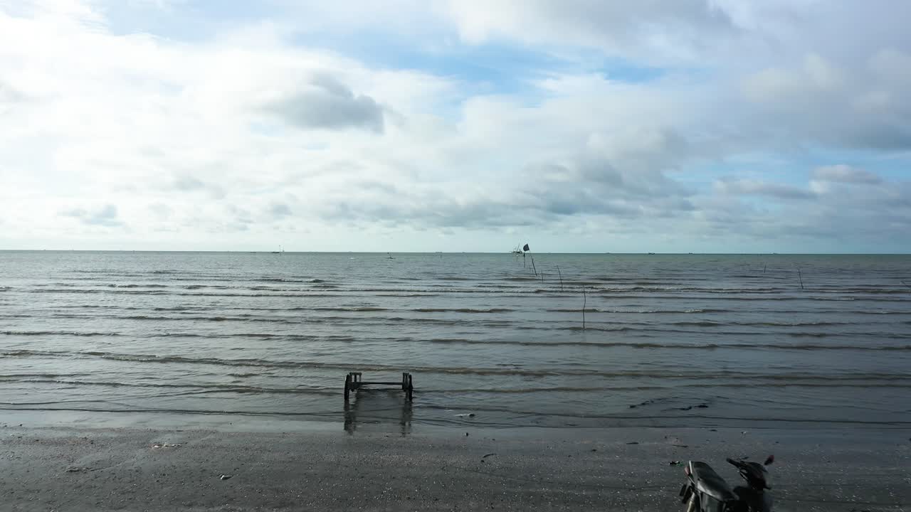 저고도에서 해변을 날고 있는 드론