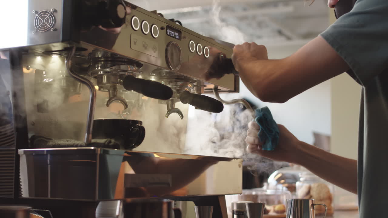 Barista professionista che prepara un caffè al ristorante