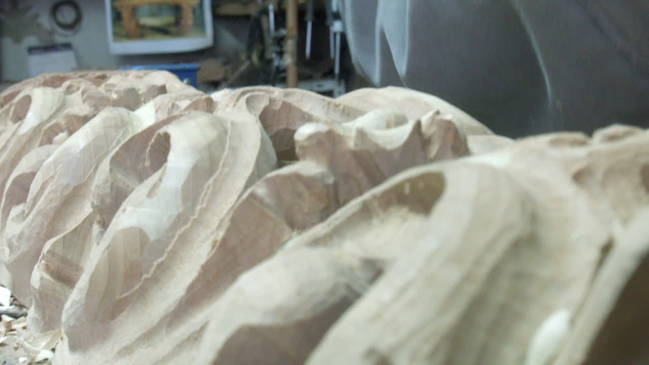 un artesano tallando madera para hacer una escultura