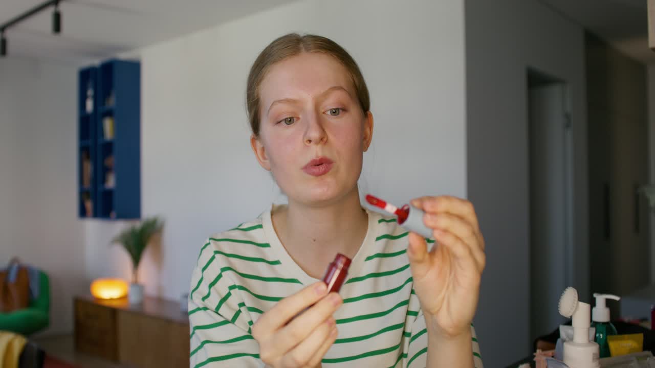 립스틱 을 쓰는 여자