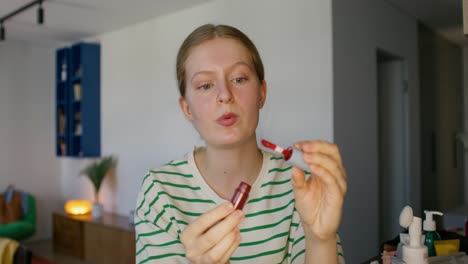 mujer aplicando lápiz labial