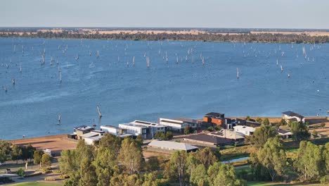 über-Neue-Häuser-Und-Eine-Gute-Aussicht-Auf-Tote-Bäume-Im-Lake-Mulwala-In-Der-Nähe-Von-Yarrawonga