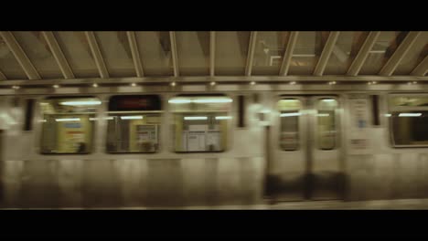 Train-arriving-at-a-station-in-Chicago-Illinois,-transportation-is-excellent-on-the-subway