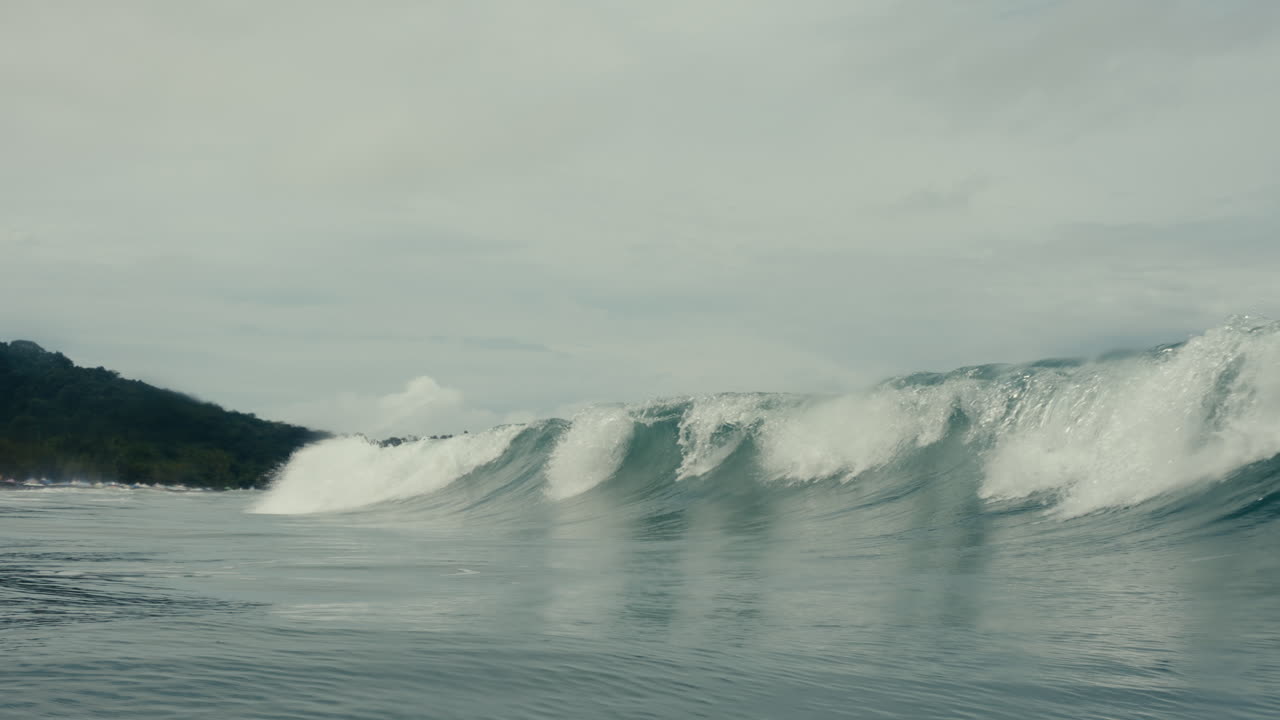 las olas del océano chocando contra la orilla