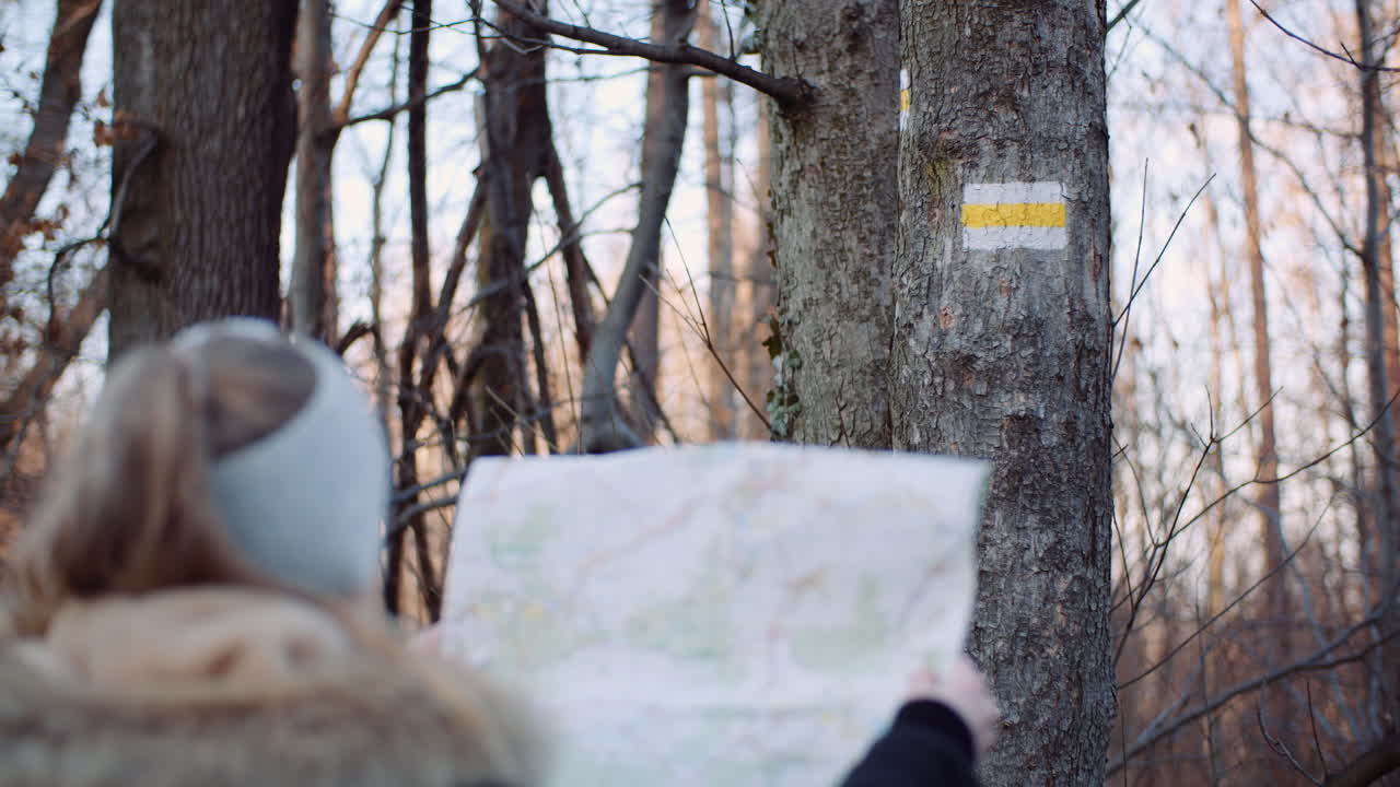 турист читает карту на тропе в горах 9