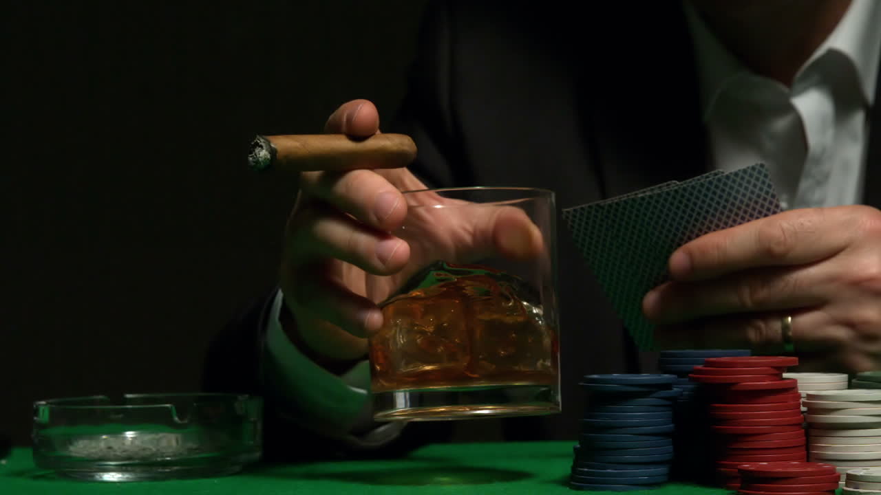 Tay cờ bạc sành điệu lắc ly rượu whisky