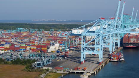 luchtvideo van havenactiviteiten aan een containerschipterminal aan het einde van