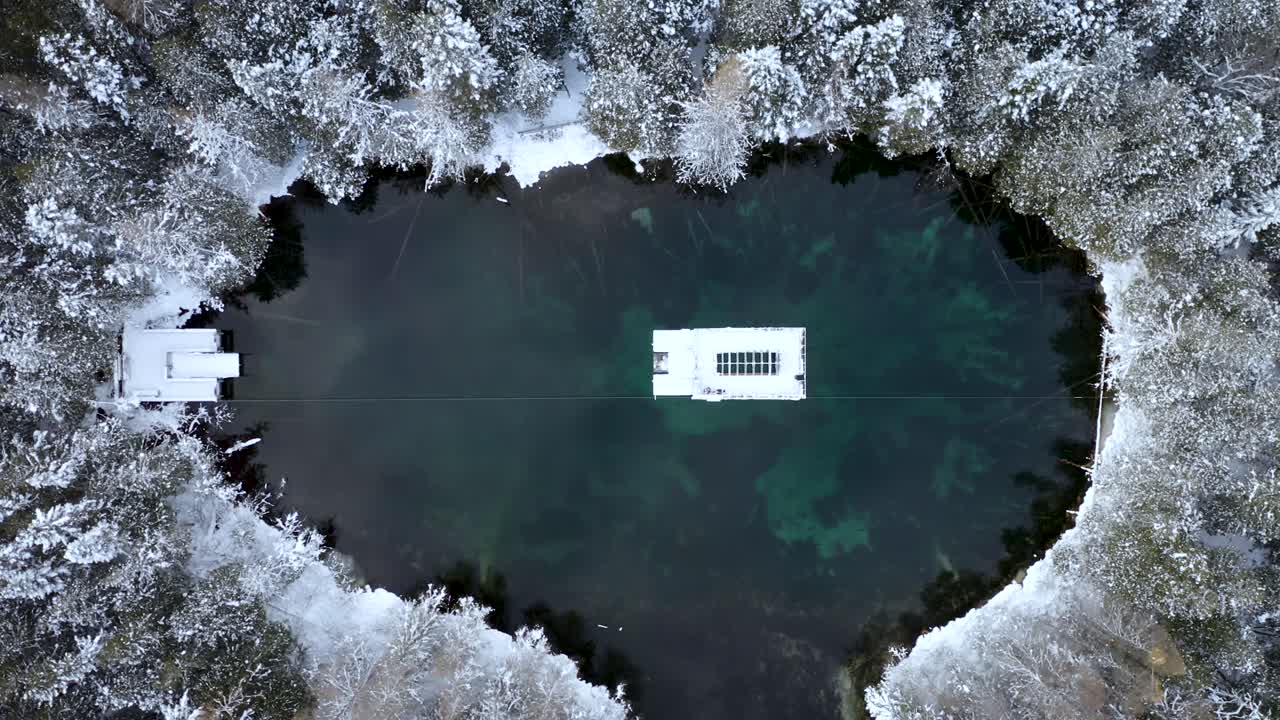 미시간주에서 키치-이티-키피의 겨울 항공