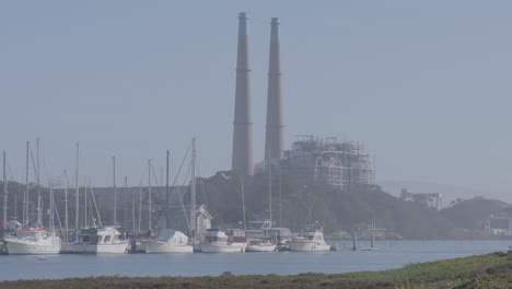 Toma-En-Cámara-Lenta-De-Veleros-Ubicados-En-Moss-Landing-Harbour-California