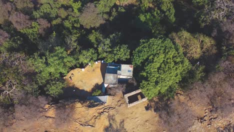 Toma-Aérea-De-Drones-De-Un-Templo-Antiguo-En-Una-Cresta-De-Bosque-Denso