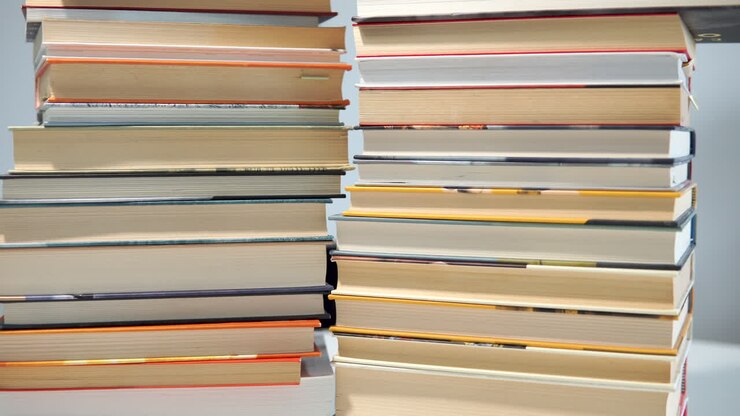 Pila di libri per lo studio e la lettura sul tavolo.