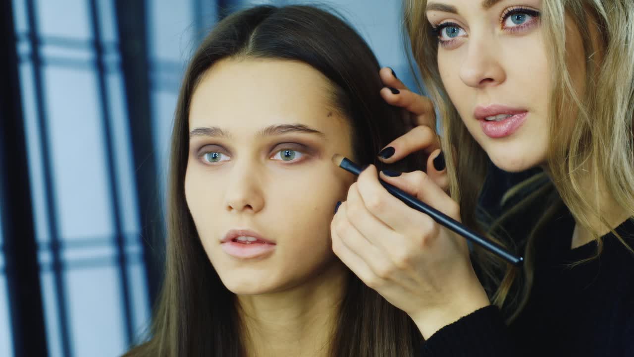 maquillaje de mujer joven maquilladora en un estudio 8