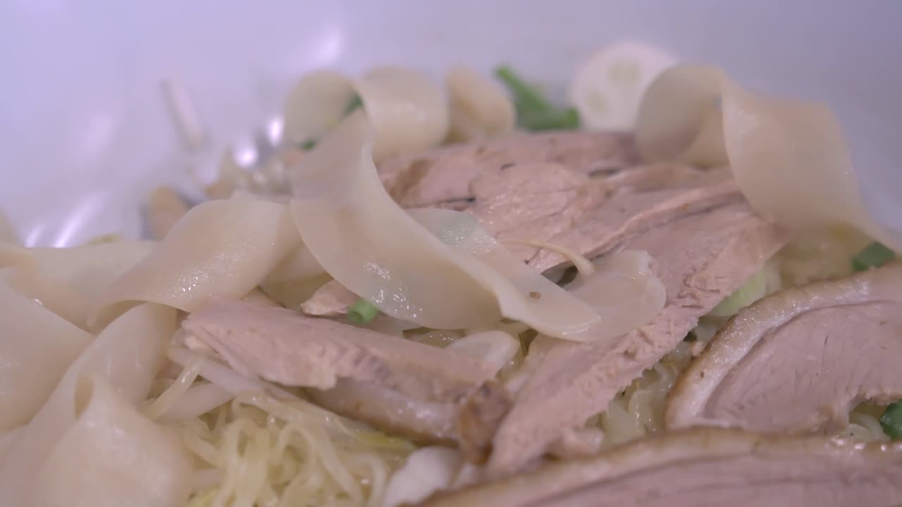 계란 국수와 찐 오리 태국 음식 길거리 음식 중국 음식 중국 국수