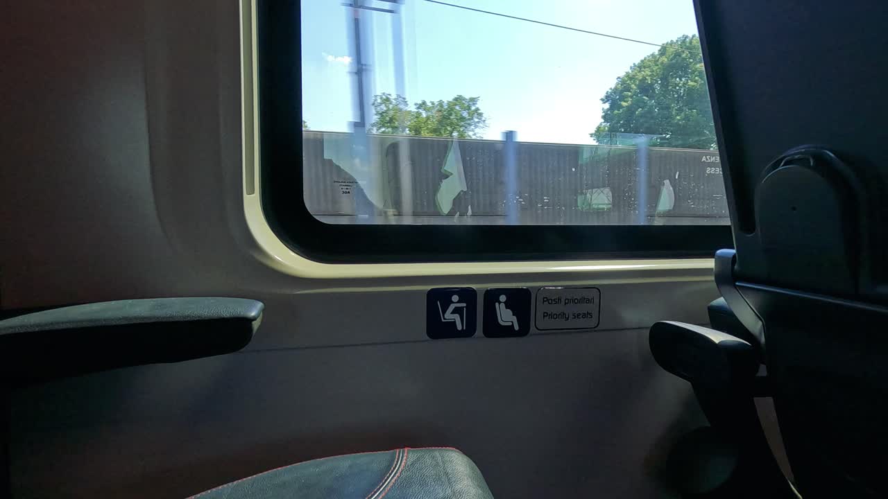 이탈리아 밀라노의 기차 창문에서 볼 수 있는 모습