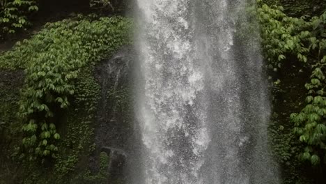 panorámica hacia abajo para revelar la piscina de inmersión en cascada