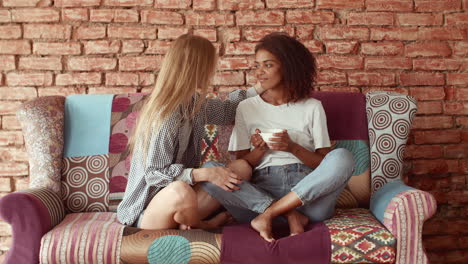 una pareja moderna descansando juntos en casa.